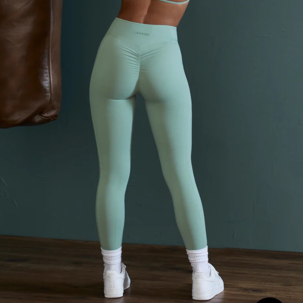 Bo and Tee Scrunch Butt Leggings With Pockets in Sage